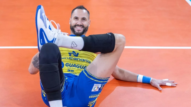 Osmany Juantorena posa sobre el parqué del Gran Canaria Arena. / CVGUAGUAS