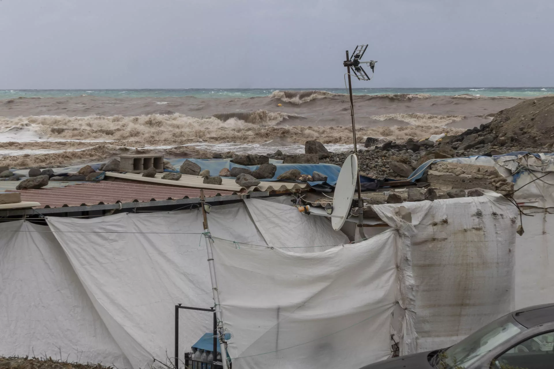 Vista este sábado de la desembocadura del barranco de Arguineguín, en la costa de Mogán./ EFE