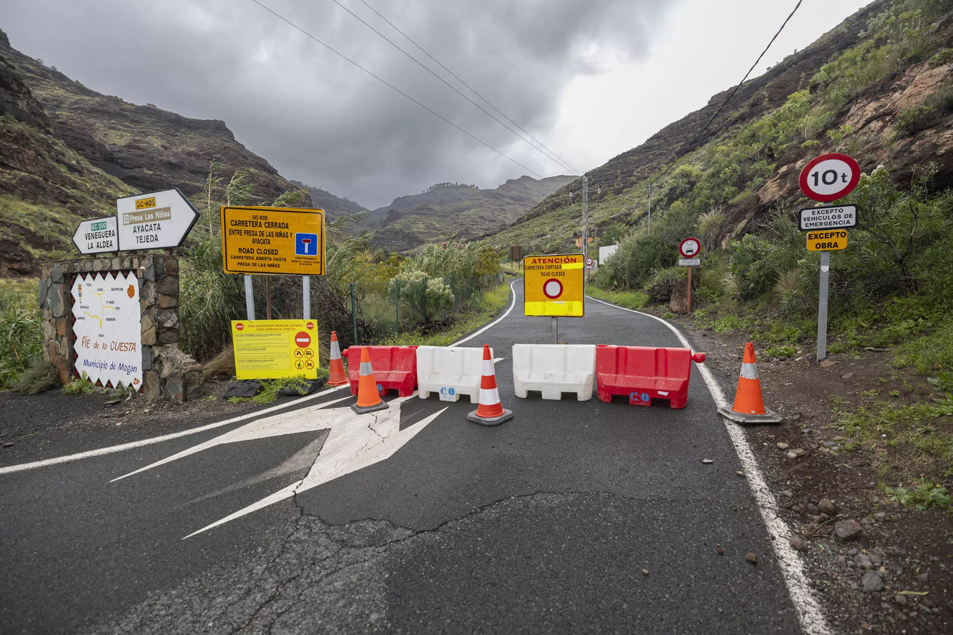 Carretera de Ayacata Tejeda en el municipio de Mogán, cortada al trafico, por desprendimientos./ EFE