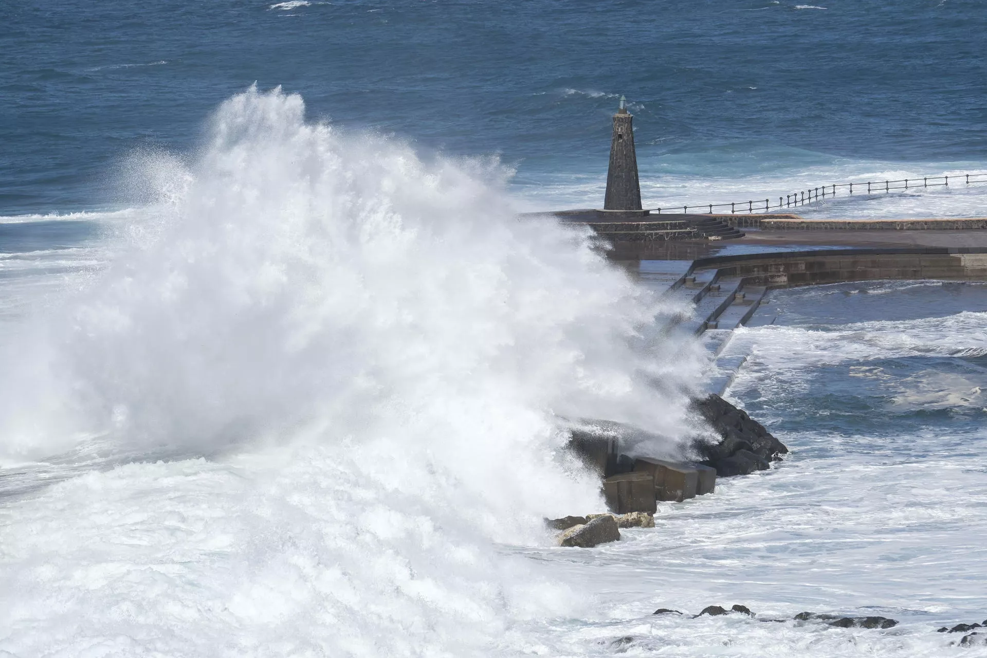 Fuerte oleaje golpea la localidad de Bajamar, en Tenerife. EFE/Alberto Valdés