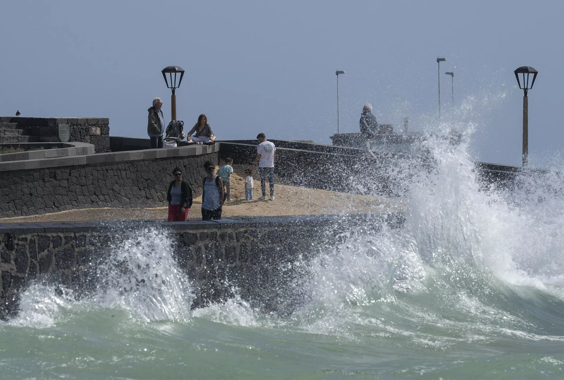 Fuerte oleaje provocado por la borrasca Therese en el litoral de Arrecife (Lanzarote). EFE/Adriel Perdomo
