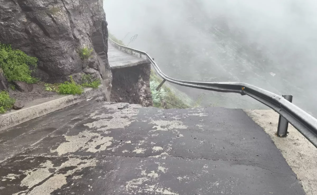 Carretera hundida en el municipio gomero de Vallehermoso a causa de las lluvias de la borrasca Therese./ RRSS Carretera hundida en el municipio gomero de Vallehermoso a causa de las lluvias de la borrasca Therese./ RRSS