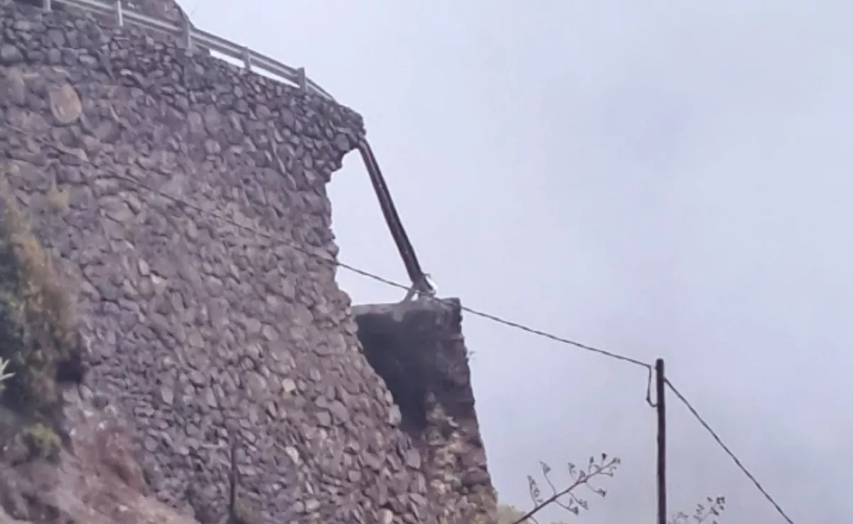 Carretera hundida en Vallehermoso, en La Gomera, por la borrasca Therese./ RRSS Carretera hundida en Vallehermoso, en La Gomera, por la borrasca Therese./ RRSS