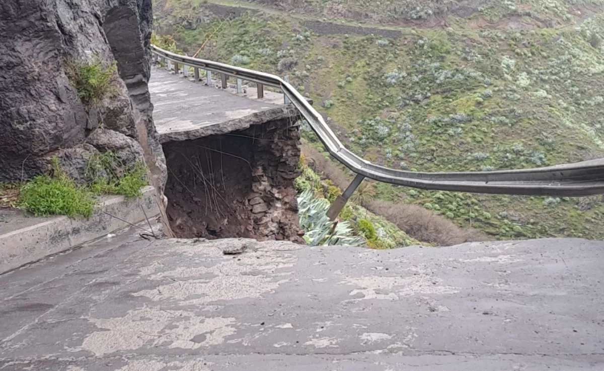 Carretera hundida en Vallehermoso, en La Gomera, por la borrasca Therese./ RRSS Carretera hundida en Vallehermoso, en La Gomera, por la borrasca Therese./ RRSS