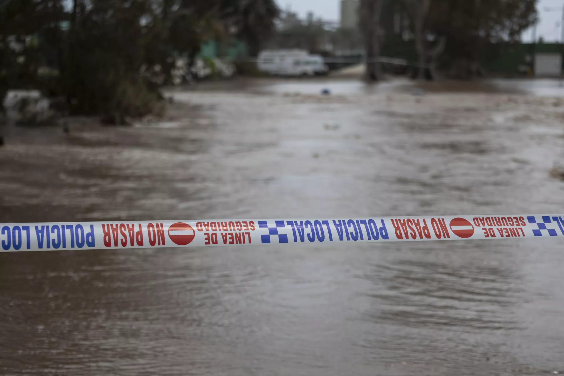 Una carretera cortada en Mogán, isla de Gran Canaria./ EFE