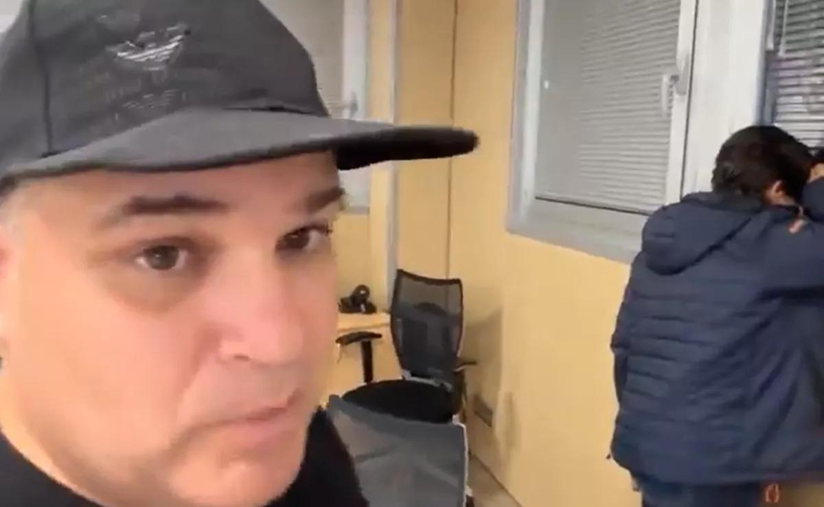 A la izquierda, el influencer Bolorino de 'Informe Bolorino'. A la derecha, mirando por la ventana para ver si hay luz en San Matías, la consejera de Medio Natural, Blanca Pérez./ IB A la izquierda, el influencer Bolorino de 'Informe Bolorino'. A la derecha, mirando por la ventana para ver si hay luz en San Matías, la consejera de Medio Natural, Blanca Pérez./ IB