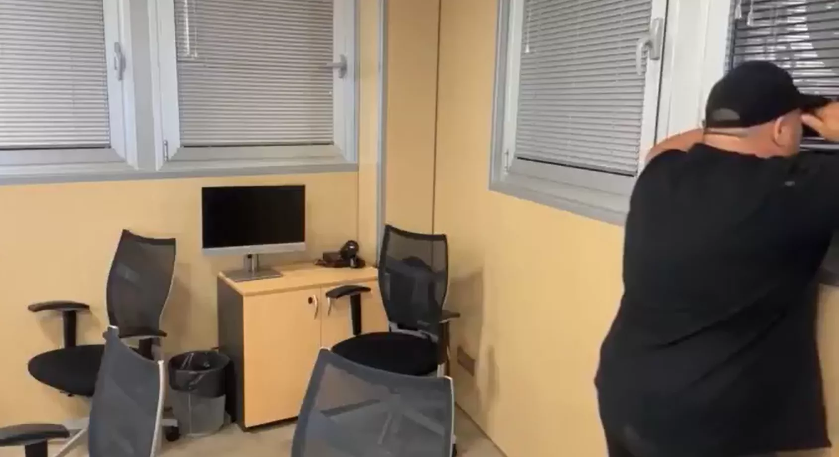 Bolorino mira por la ventana del Cecopin para ver si hay luz en San Matías./ IB