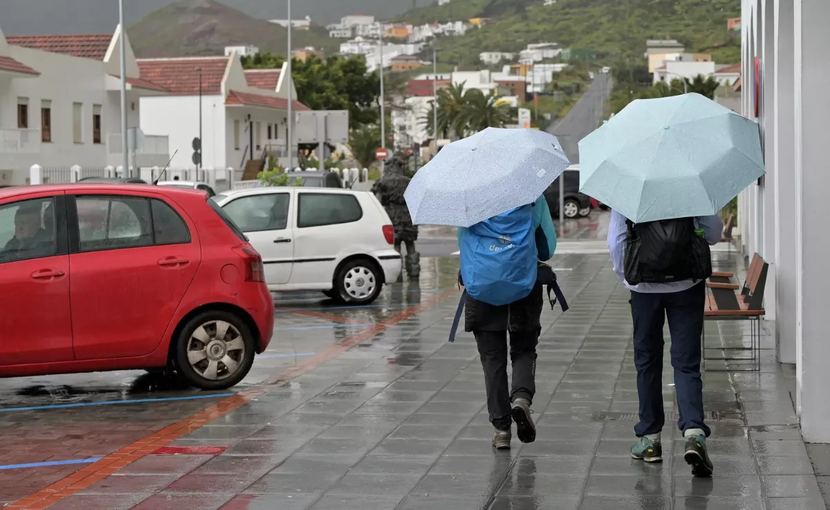 Imagen de dos personas caminando con lluvia / EFE