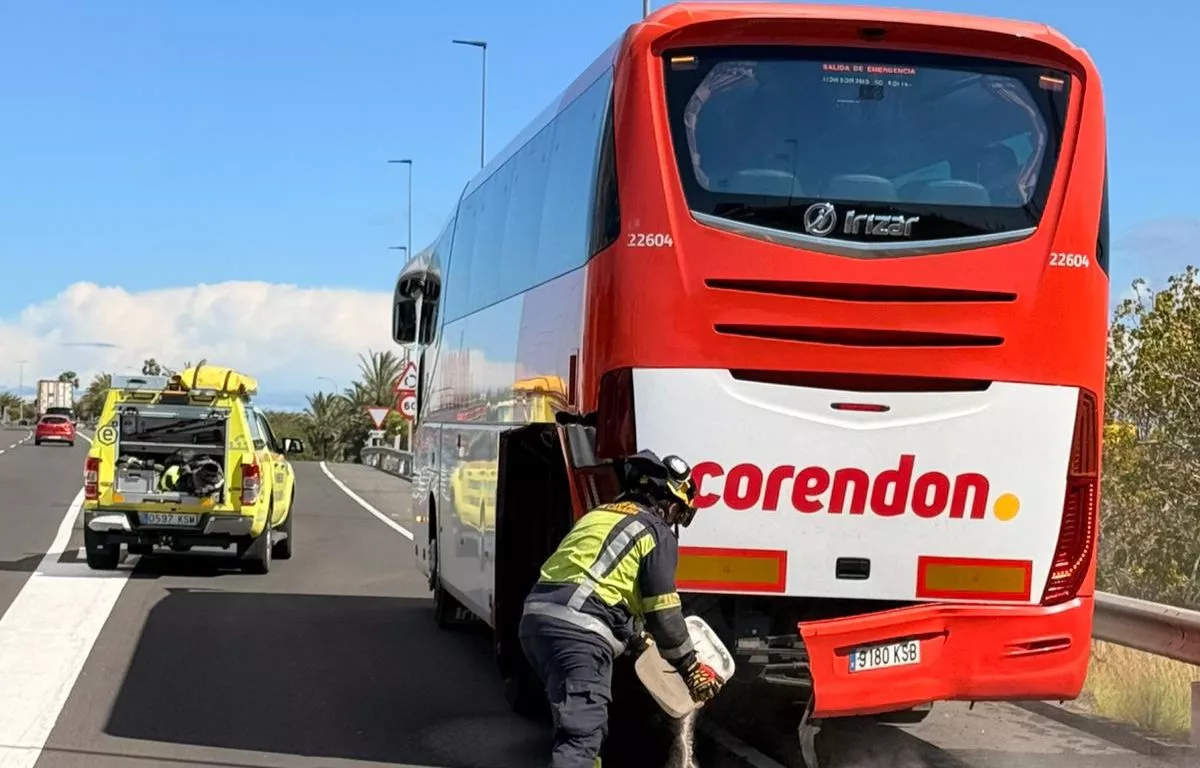 Una guagua turística se ve implicada en un accidente en la GC 1 con un herido y tráfico afectado