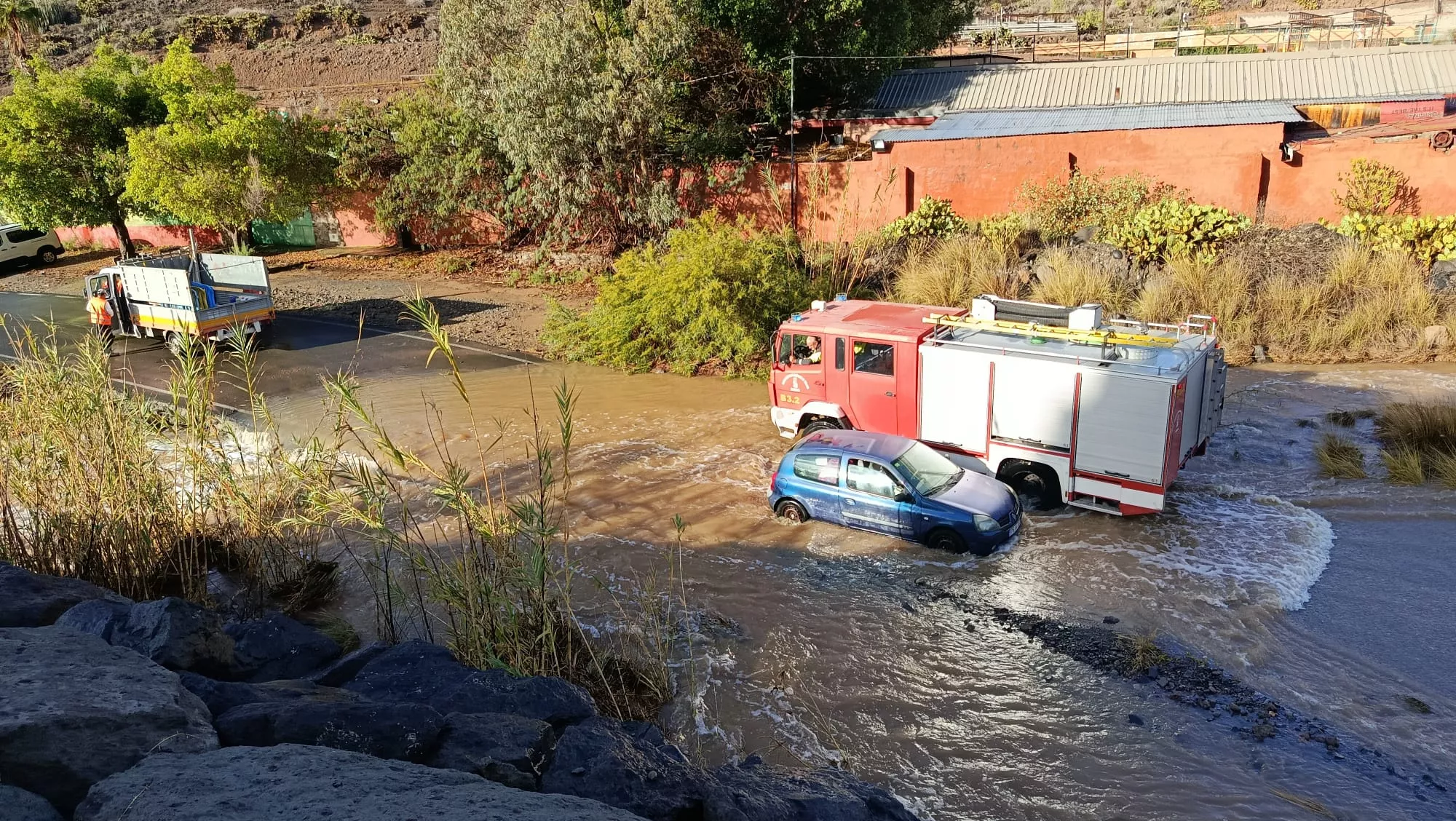 El desbordamiento de varios barrancos deja barrios aislados y rescates en San Bartolomé de Tirajana