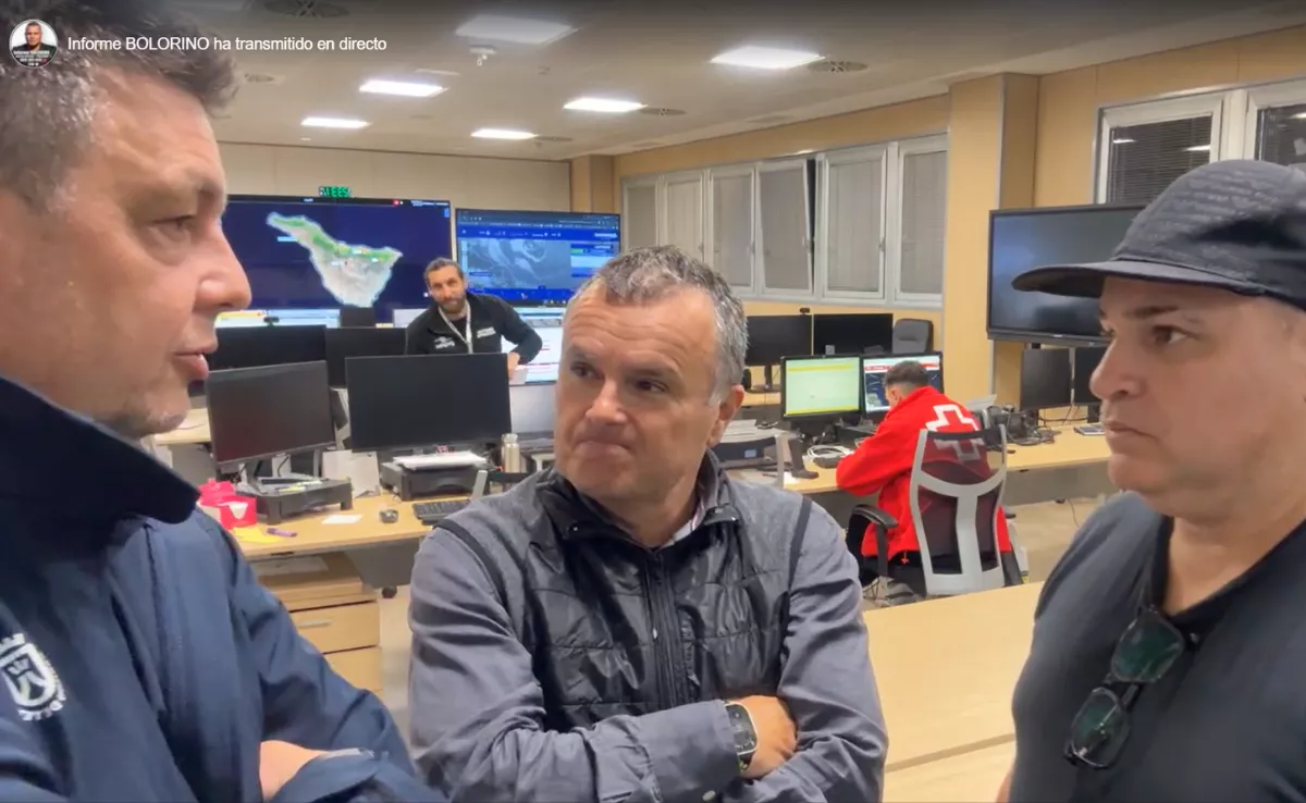 Bolorino (derecha) en el Cecopin de Tenerife, hablando con el director de Emergencias, Iván Martín (izquierda), y el de Medio Ambiente, Pedro Millán (centro)./ IB