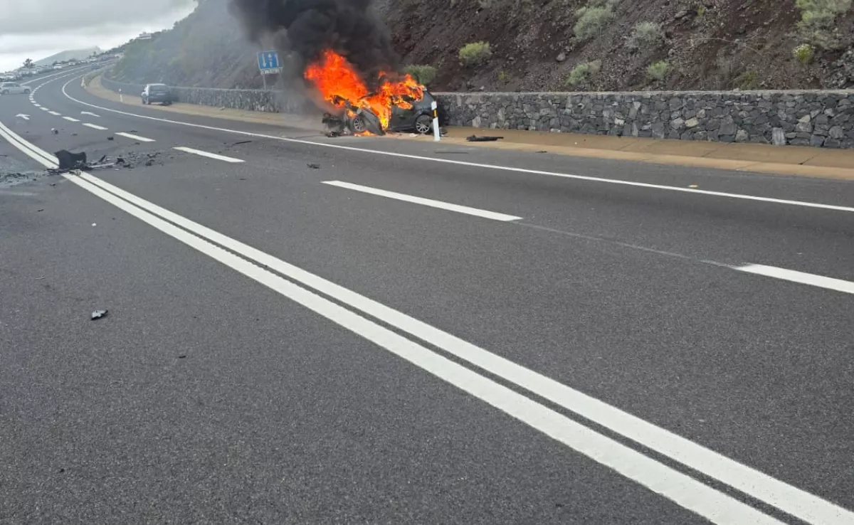  Violento choque frontal en la autopista TF-1 de Tenerife. / REDES