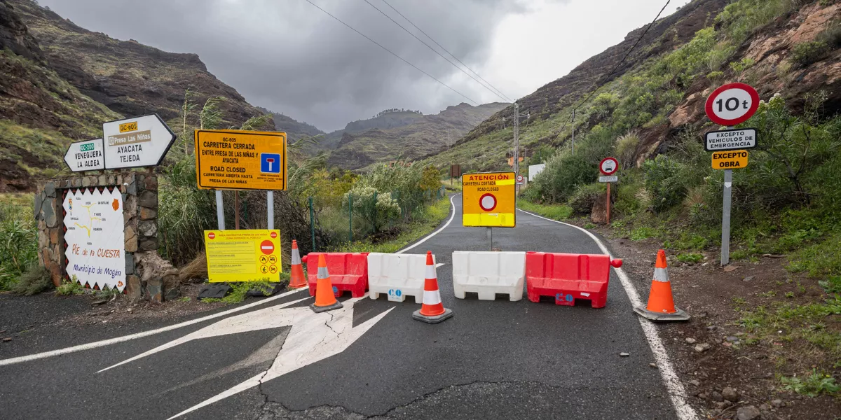 Carretera de Ayacata Tejeda en el municipio de Mogán, cortada al trafico, por desprendimientos / EFE