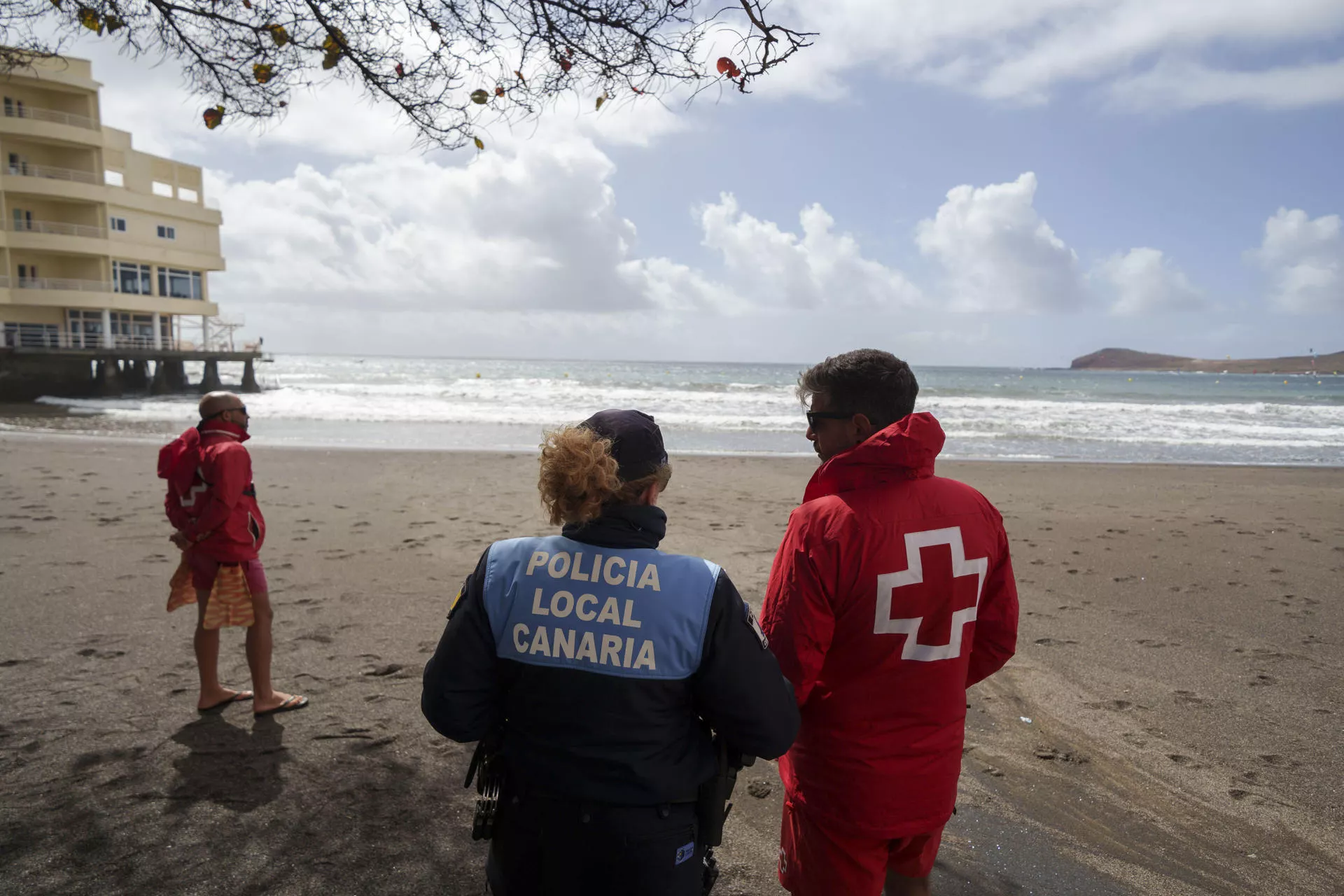  Efectivos de Cruz Roja observan el mar en la localidad de El Médano, en Tenerife. / EFE - RAMÓN DE LA ROCHA