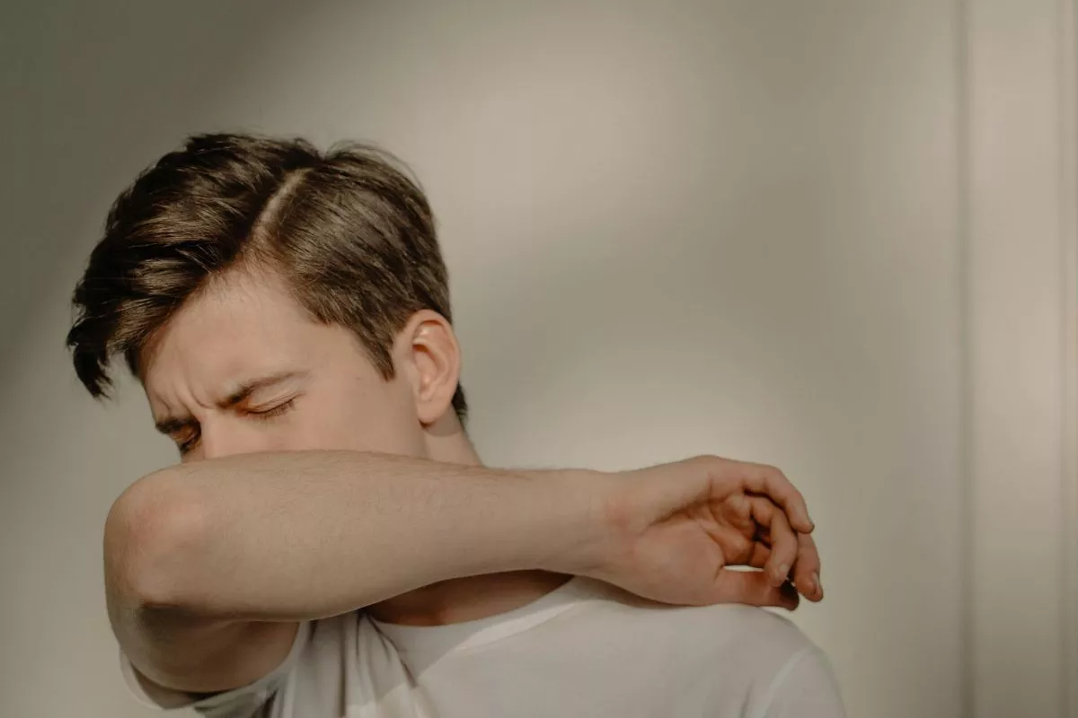 Hombre tosiendo. /Pexels