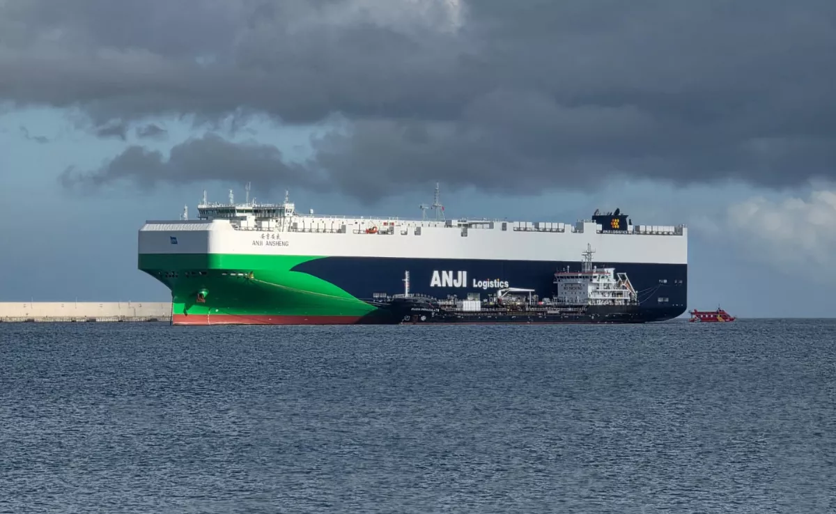 El buque 'Anji Ansheng' recarga combustible en el Puerto de Las Palmas. Es uno de los portacoches (Ro-Ro) de la flora SAIC más avanzados y grandes del mundo. / ALBERTO LEY