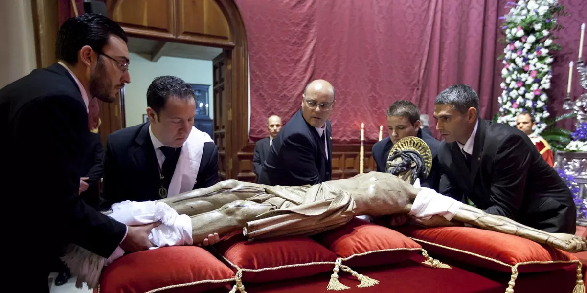 Foto de archivo de cofrades de la Esclavitud del Cristo de La Laguna, preparando la imagen para los actos de Viernes Santo. / EFE - Ramón de la Rocha