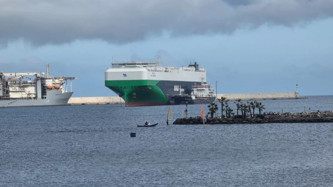 El buque 'Anji Ansheng', en el Puerto de Las Palmas, visto desde El Real Club Náutico de Las Palmas de Gran Canaria. / ALBERTO LEY