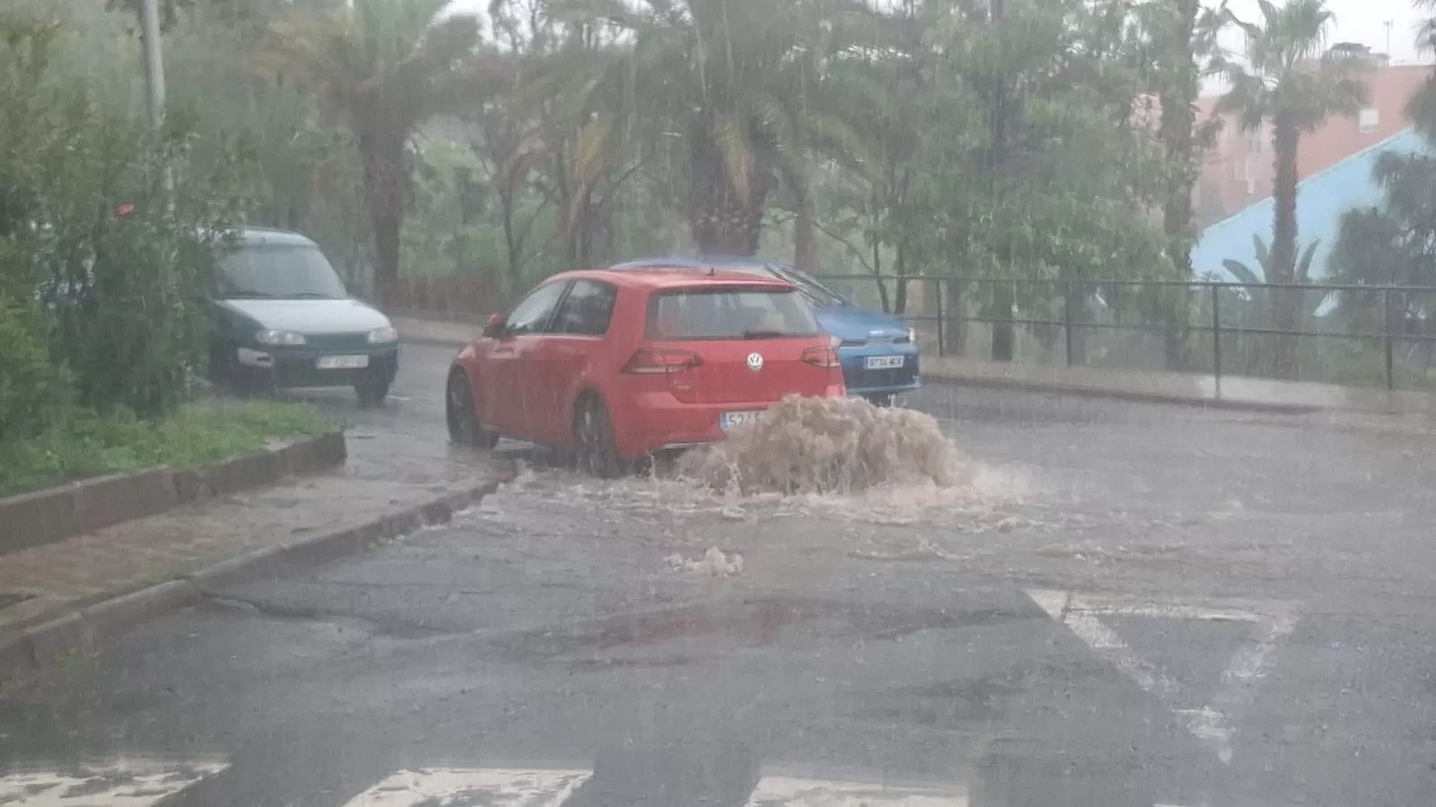 Imagen de alcantarillas levantadas en el barrio de García Escámez a causa de la fuerte lluvia en Santa Cruz de Tenerife. / ÁLVARO OLIVER - ATLÁNTICO HOY