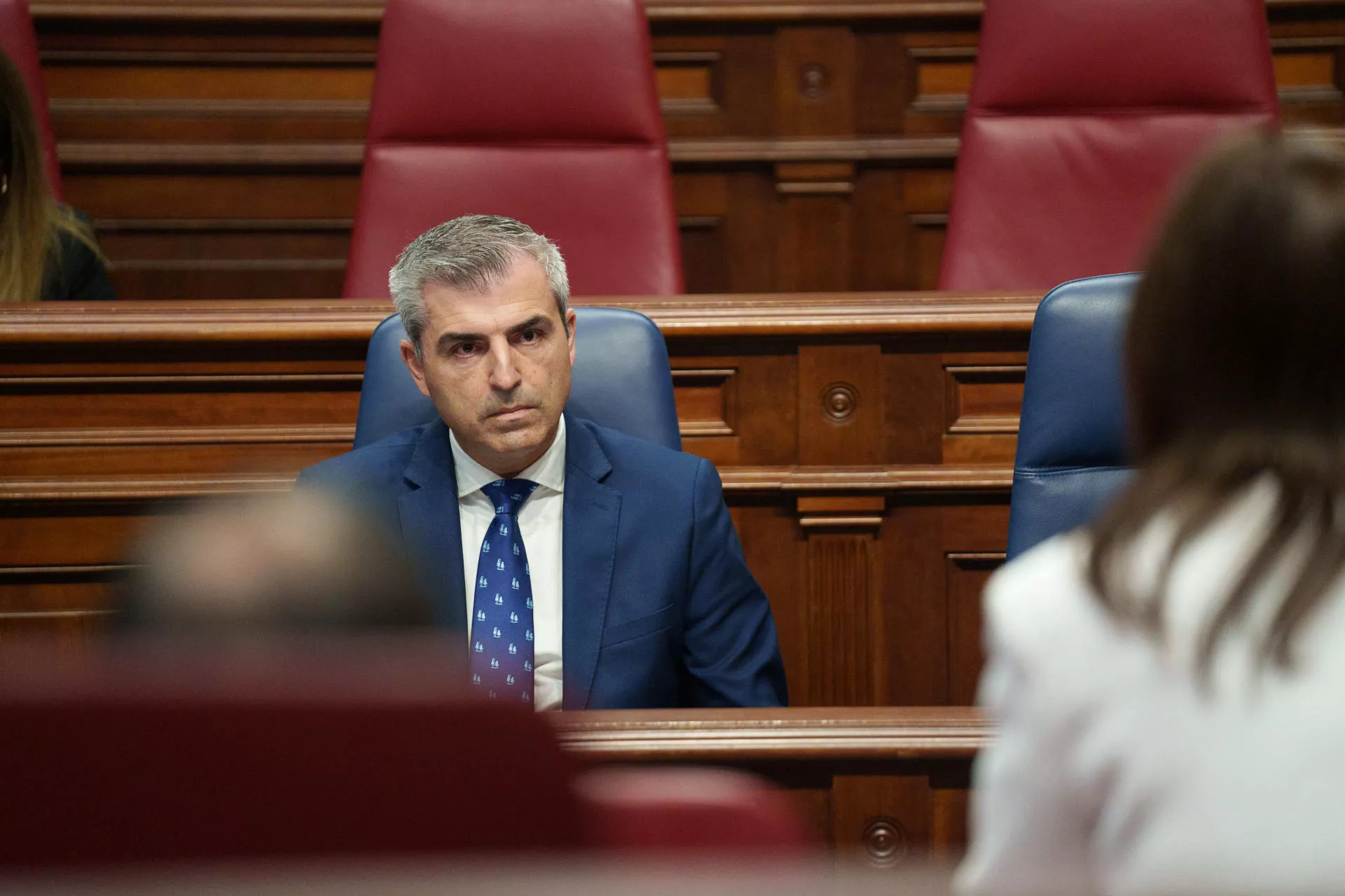 El vicepresidente del Gobierno de Canarias y consejero de Economía, Industria, Comercio y Autónomos, Manuel Domínguez, durante el pleno del Parlamento de Canarias celebrado este martes. / EFE - RAMÓN DE LA ROCHA