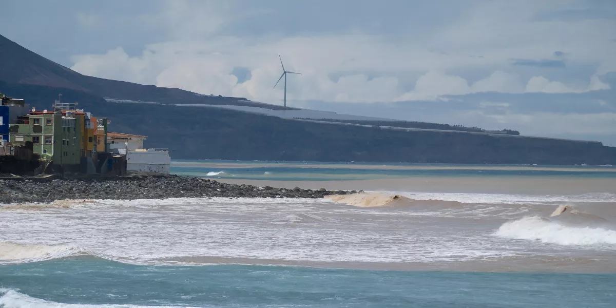 En la imagen la costa de Bañaderos, en Gran Canaria, afectada por las correntías de los barrancos. / EFE - Angel Medina G
