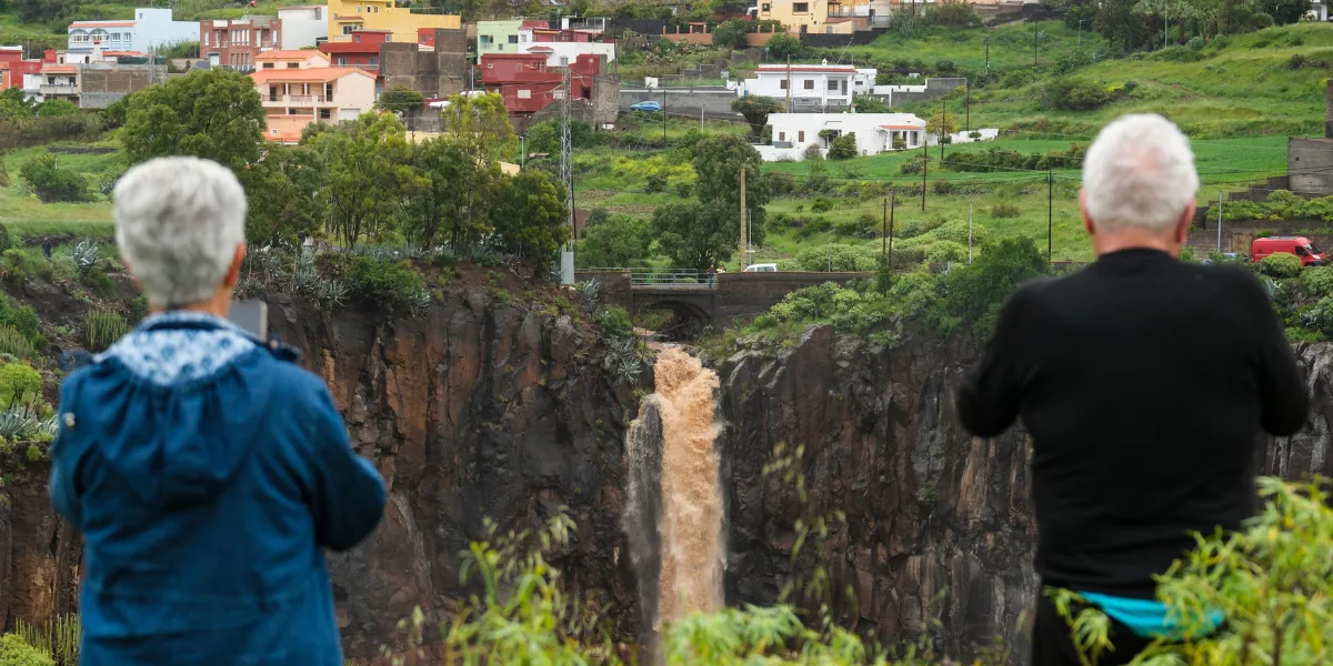 En la imagen, el agua corre con fuerza en un barranco en el municipio tinerfeño de La Laguna. / EFE - Alberto Valdés