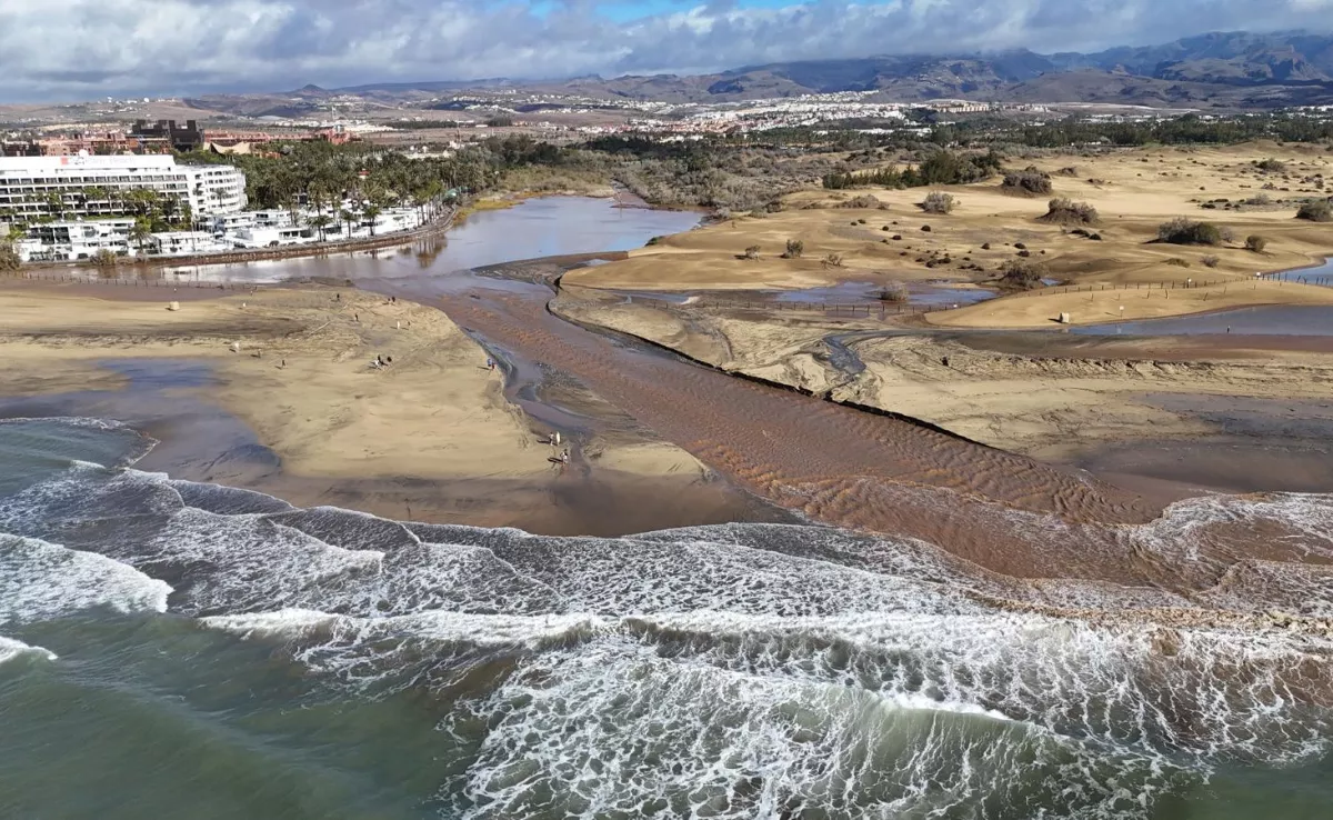 La charca de Maspalomas abierta al mar tras el paso de la borrasca Therese / FÉNIX CANARIAS