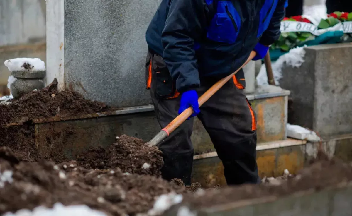 Un sepulturero o enterrador./ ARCHIVO