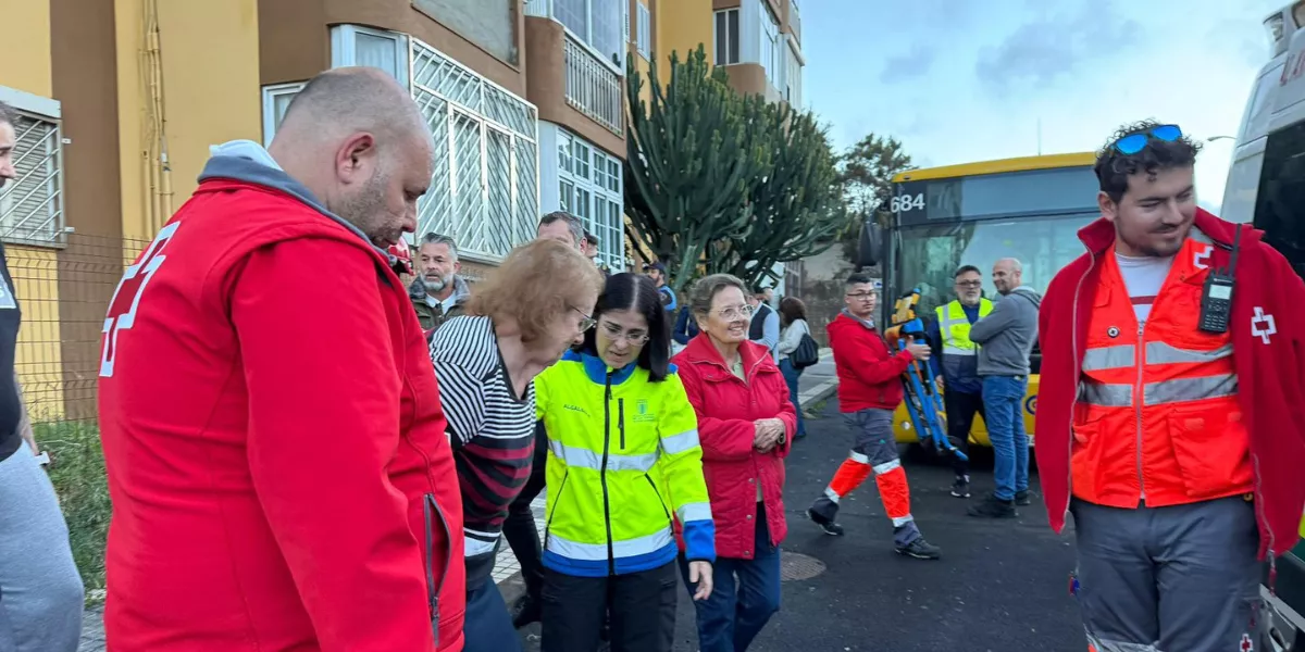 Imagen del desalojo de los vecinos de Miller Bajo / AYUNTAMIENTO DE LAS PALMAS DE GRAN CANARIA