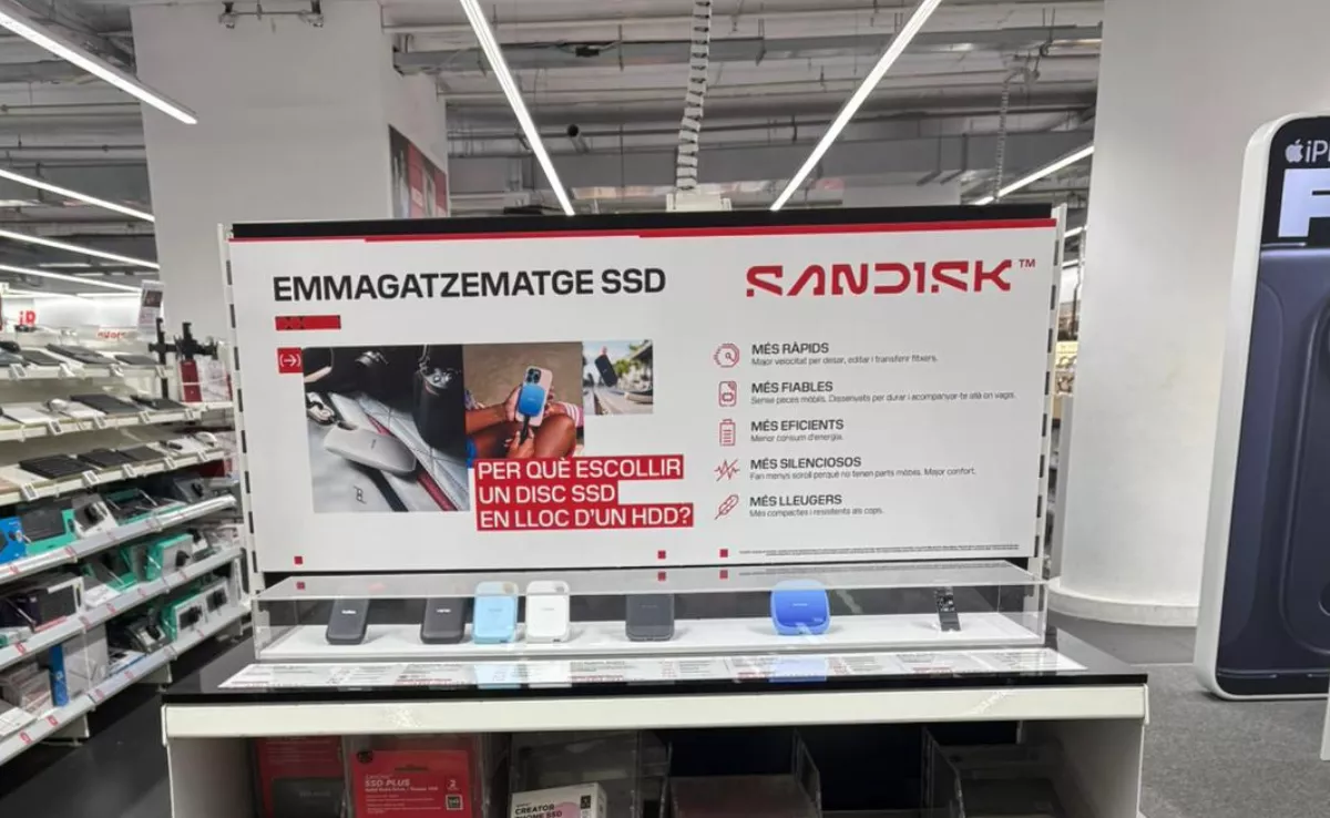 Cartel de la marca SanDisk escrito en catalán en un Mediamarkt de Canarias./ AH