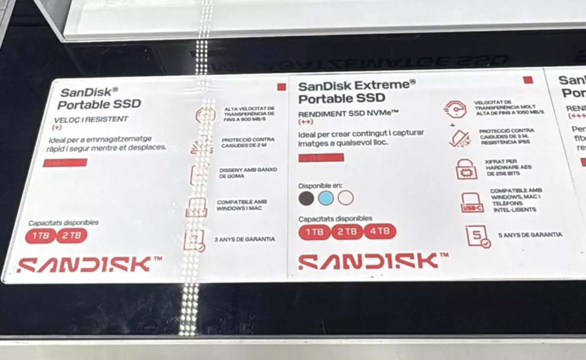 Cartel de la marca SanDisk escrito en catalán en un Mediamarkt de Canarias./ AH