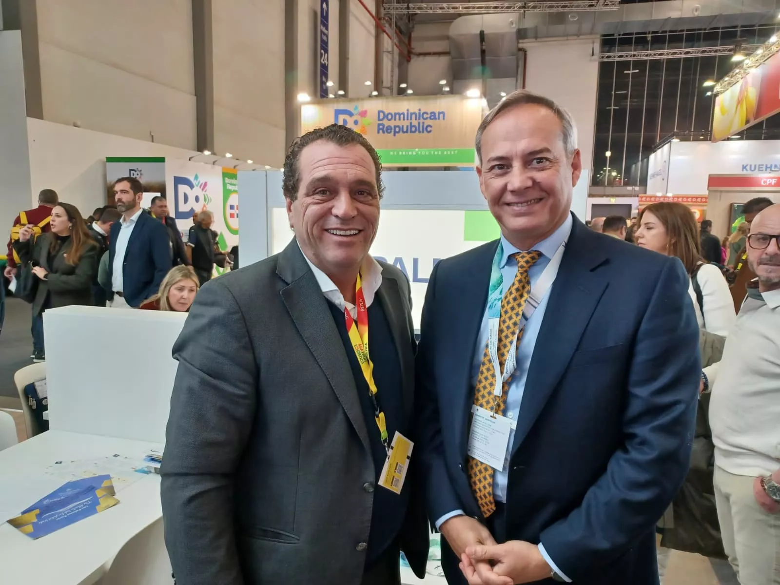 El director de la APLP, Francisco Trujillo, a la derecha de la imagen, en la Fruit Logistica de Berlín. / AH
