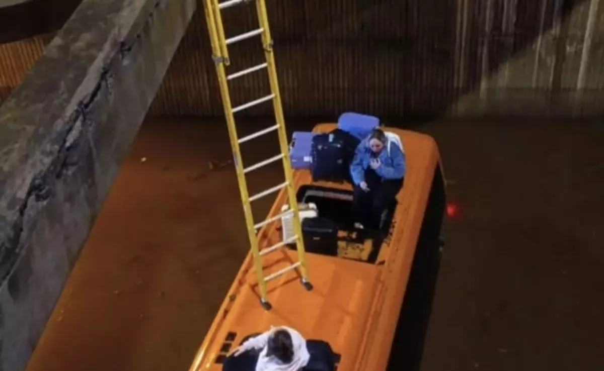 Una guagua atrapada en un túnel inundado en Tenerife y los pasajeros salen por el techo: "¡Help!"./ RRSS