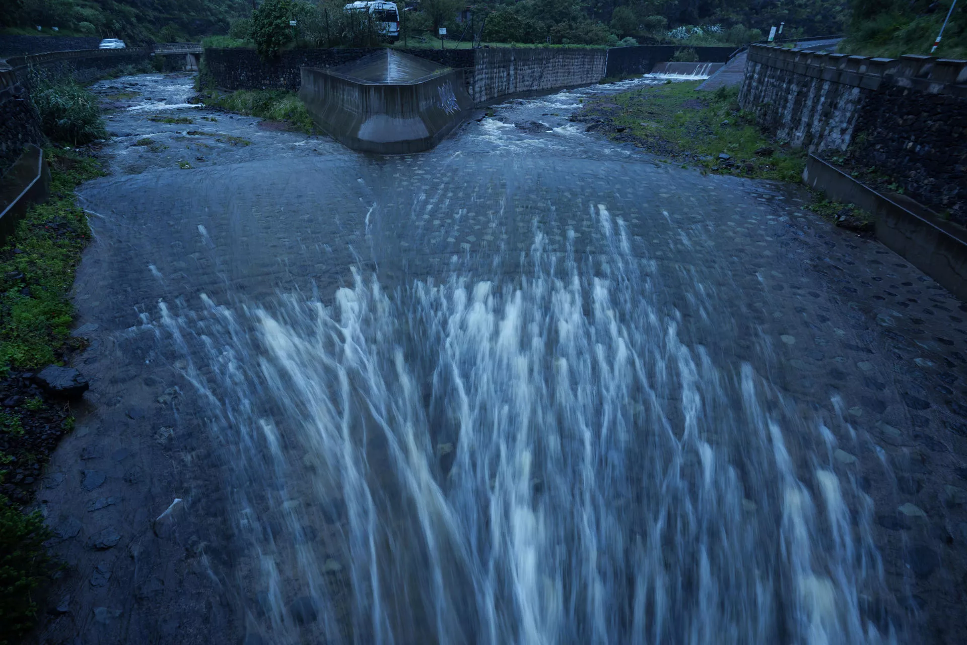 Un cauce de agua en Santa Cruz de Tenerife este martes, una jornada marcada por el paso de la borrasca Therese. EFE/Ramón de la Rocha