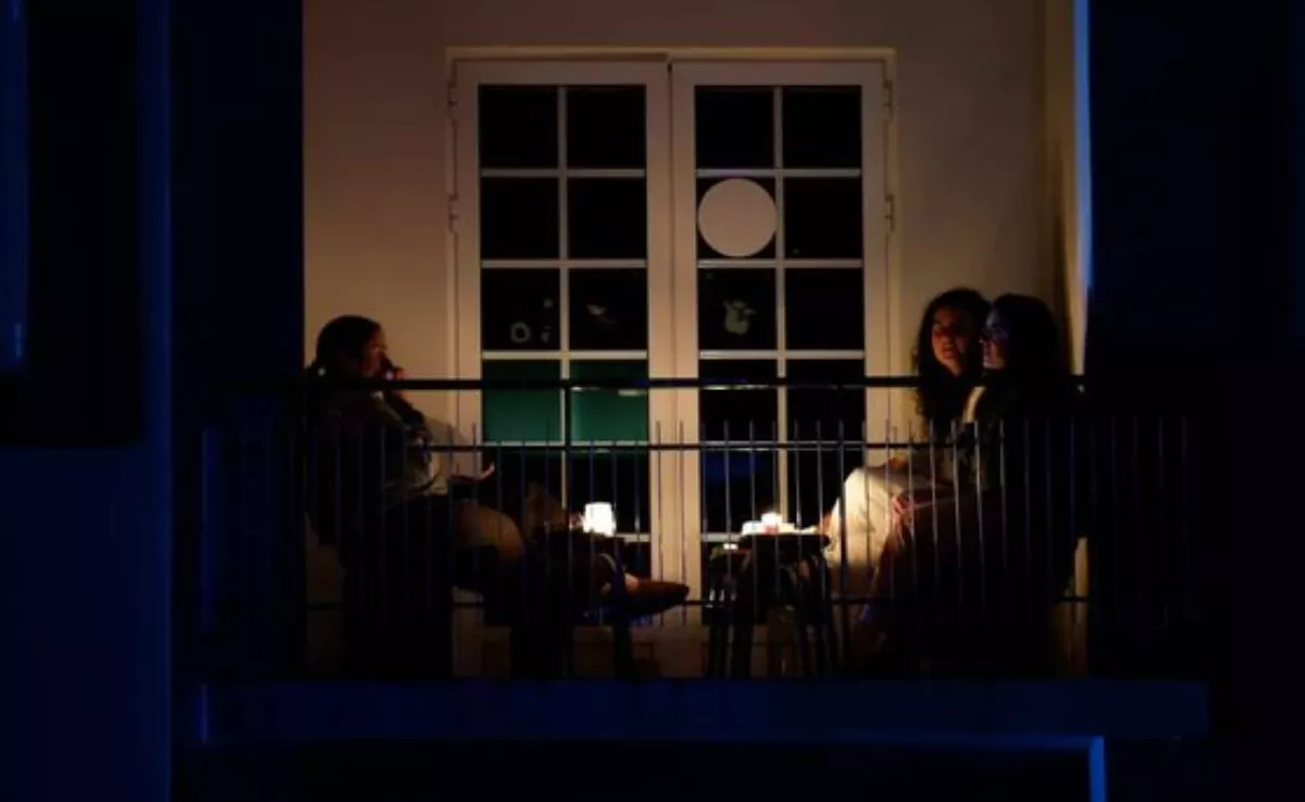 Imagen de un grupo de personas sin luz en su casa / EFE