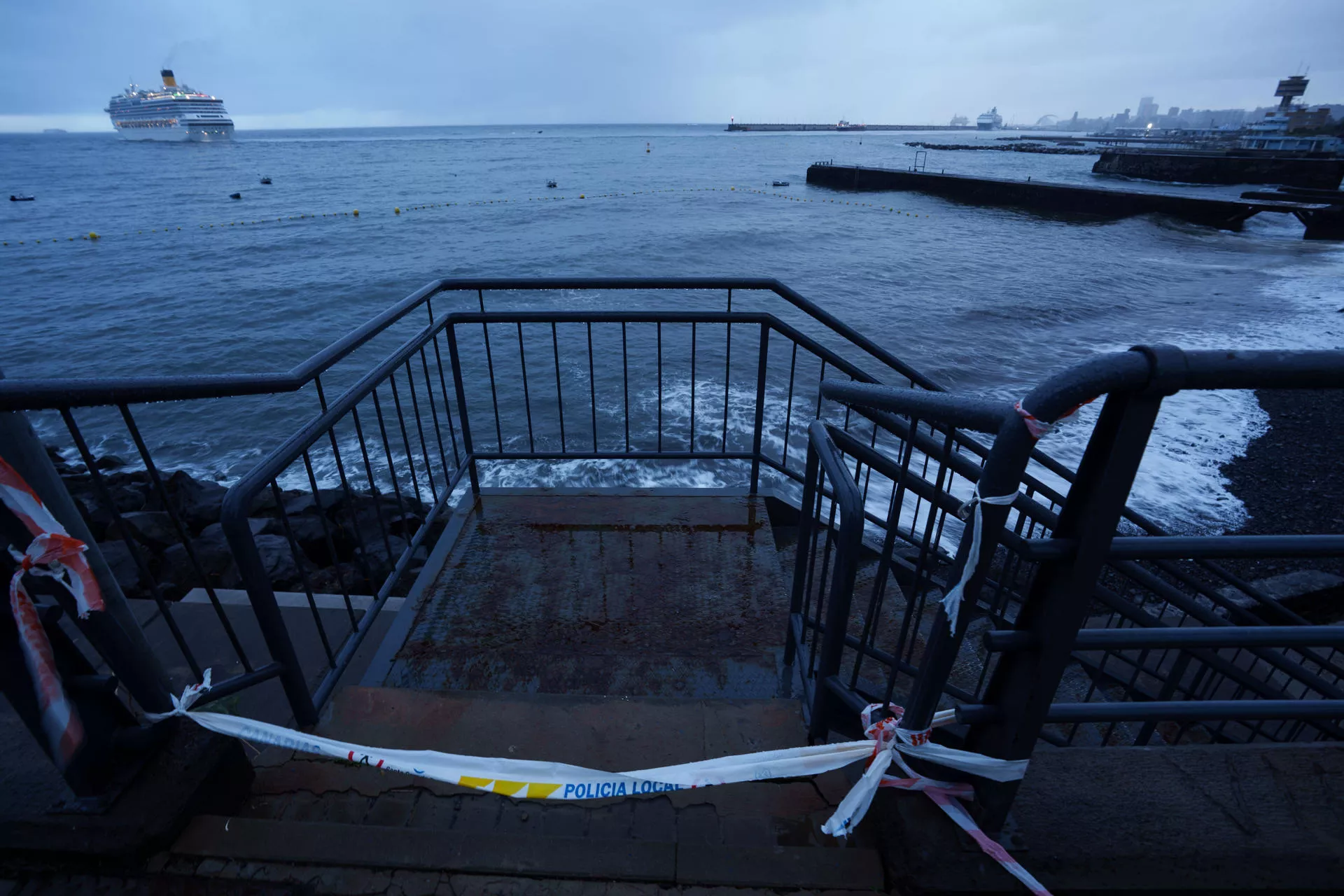 Zona precintada en la costa de Santa Cruz de Tenerife este martes, una jornada marcada por el paso de la borrasca Therese. / EFE - RAMÓN DE LA ROCHA