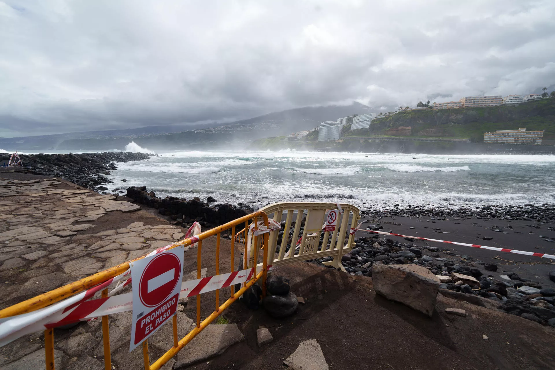 En la imagen, el oleaje en una playa de Puerto de la Cruz, en Tenerife. / EFE - RAMÓN DE LA ROCHA