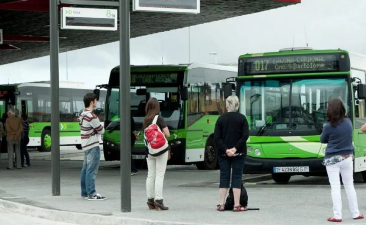 Personas en el intercambiador esperando la guagua / ARCHIVO