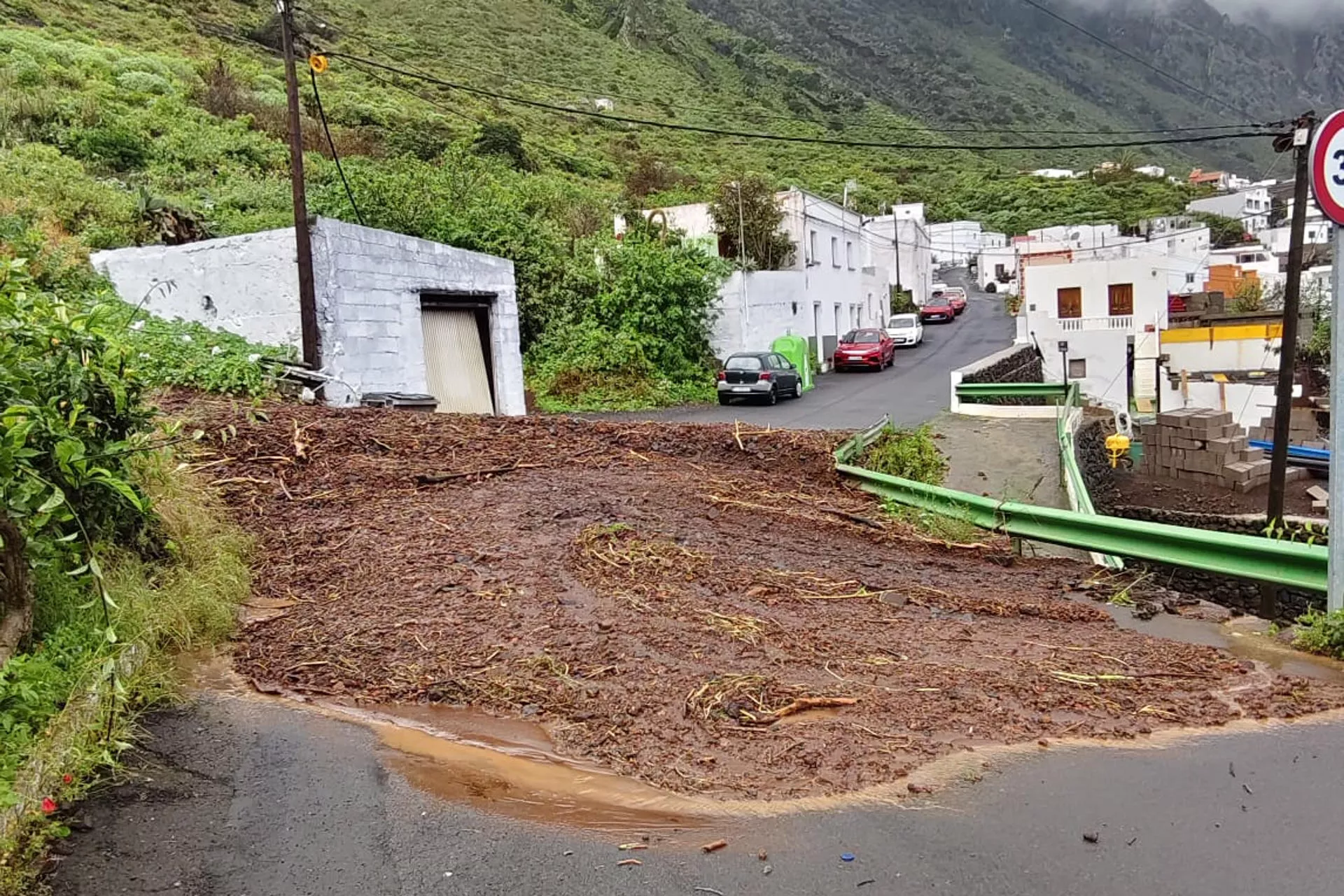 carretera de acceso del pueblo de Sabinosa, en el Valle de El Golfo, en el municipio de La Frontera, que permanece cerrada por escorrentías. / EFE - EMERGENCIAS CABILDO DE EL HIERRO