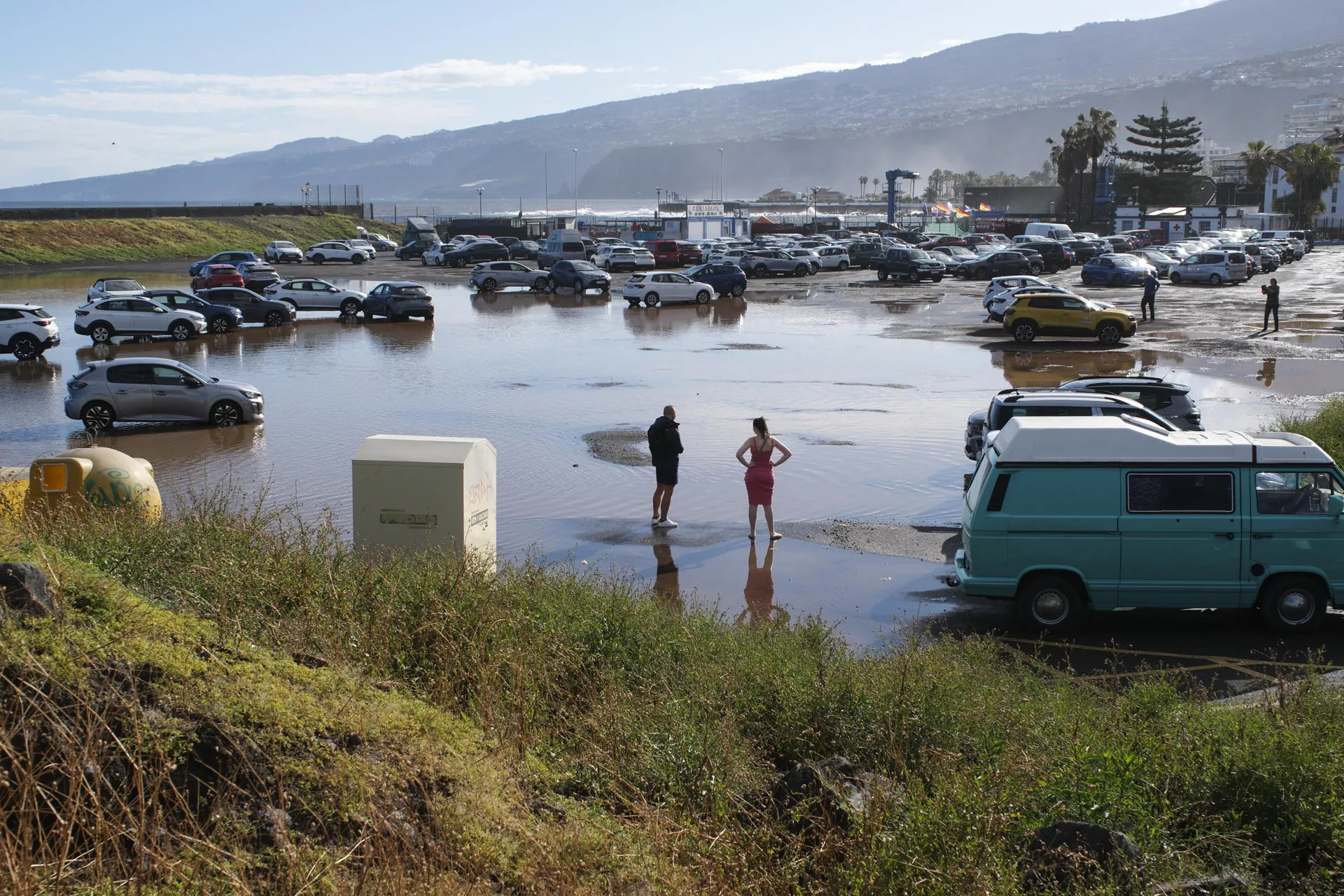 En la imagen, grandes charcos y rocas dificultan el tránsito de vehículos en el municipio tinerfeño del Puerto De la Cruz. / EFE - ALBERTO VALDÉS