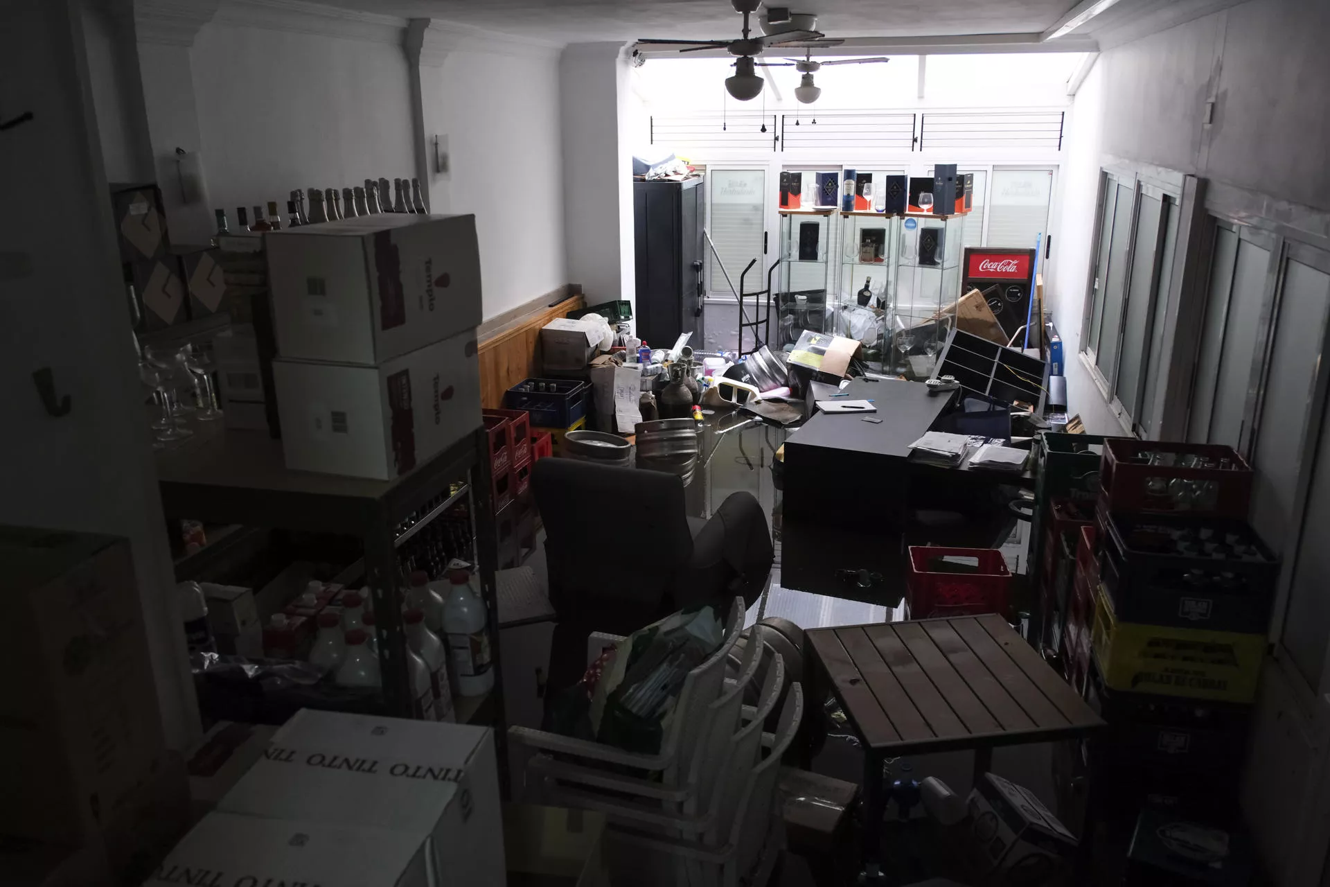 Uno de los locales comerciales situados en la Plaza del Charco del municipio tinerfeño de Puerto de la Cruz completamente anegado por el agua este miércoles, después de que anoche el agua llegara a estancarse e inundó toda la zona./ EFE - ALBERTO VALDÉS