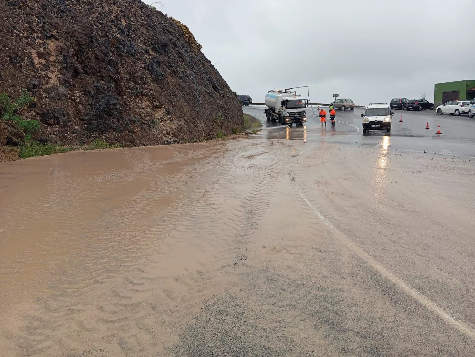 Efectos de la borrasca 'Therese' en una carretera de Las Palmas de Gran Canaria. AH