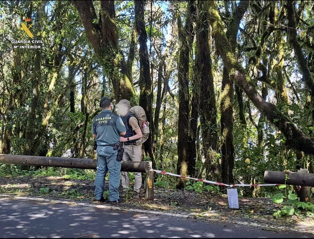 Sorprenden a 19 turistas y un guía en La Gomera saltándose restricciones por la borrasca. / GUARDIA CIVIL