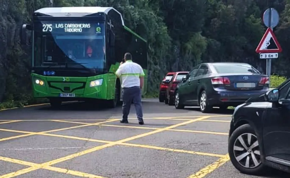 Guagua en Anaga, durante la alerta por borrasca, sin poder continuar la marcha al haber coches aparcados en la zona de giro|CEDIDA