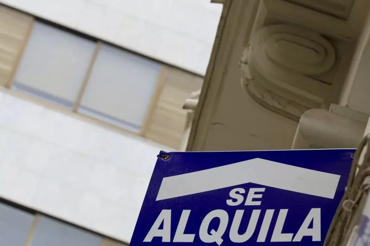 Detalle de un cartel que anuncia un piso en alquiler. /EFE