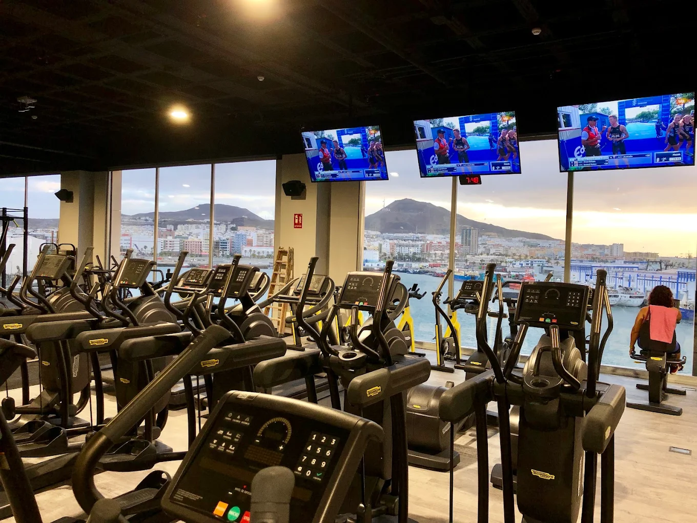 Una de las salas del gimnasio Dreamfit, en el Centro Comercial El Muelle. / REDES