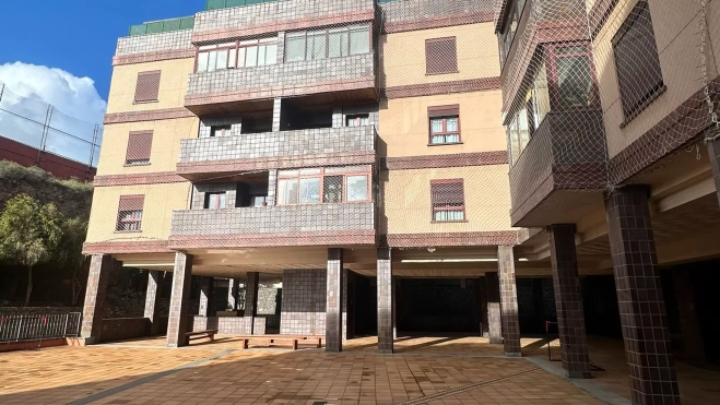 Interior de la comunidad de vecinos donde se localiza la clínica. / AH