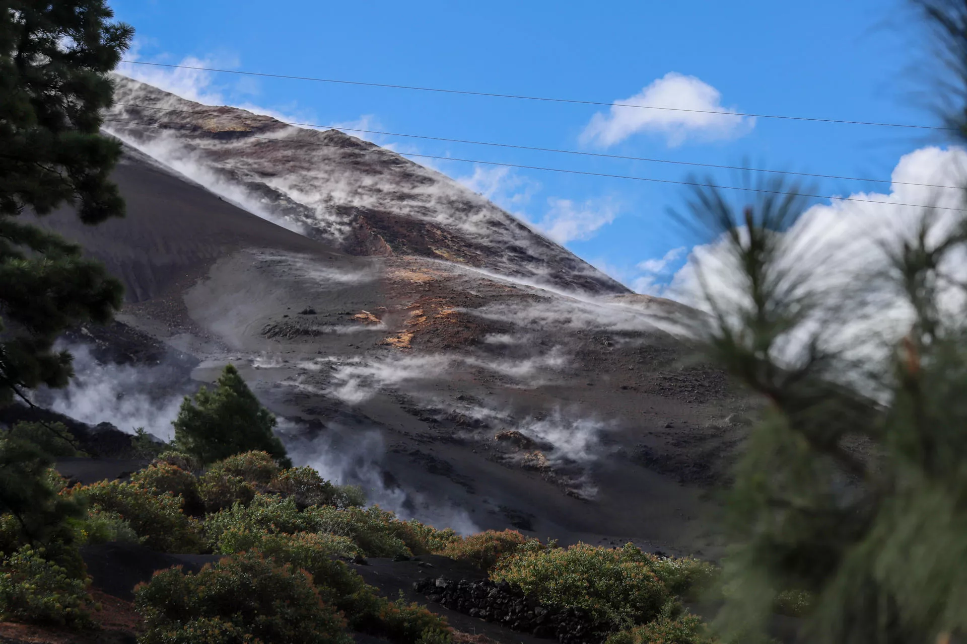 La borrasca Therese evidencia que el Tajogaite sigue activo bajo la superficie. / LUIS G. MORERA-EFE
