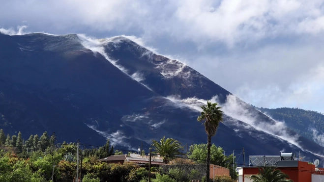 Vapor sobre la superficie del volcán. / LUIS G. MORERA-EFE Vapor sobre la superficie del volcán. / LUIS G. MORERA-EFE