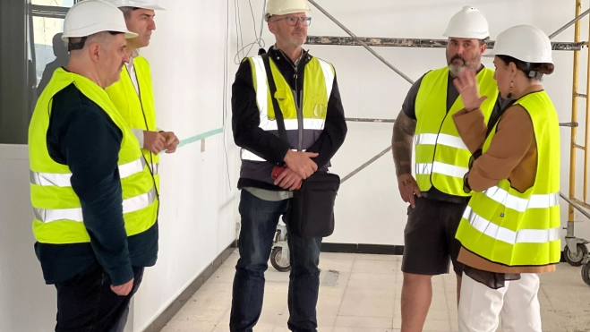 Manuel Domínguez, vicepresidente del Gobierno de Canarias, y Jéssica de León, conversan durante la visitas a las obras de la oficina. / AH Manuel Domínguez, vicepresidente del Gobierno de Canarias, y Jéssica de León, conversan durante la visitas a las obras de la oficina. / AH